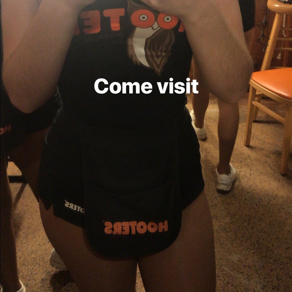 FAMOUS HOOTERS GIRL BLACK POUCH